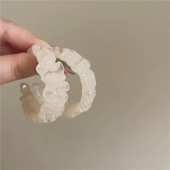 Frost Bloom: Milky White C-Sculpt Elegance - Picture 5 of 7